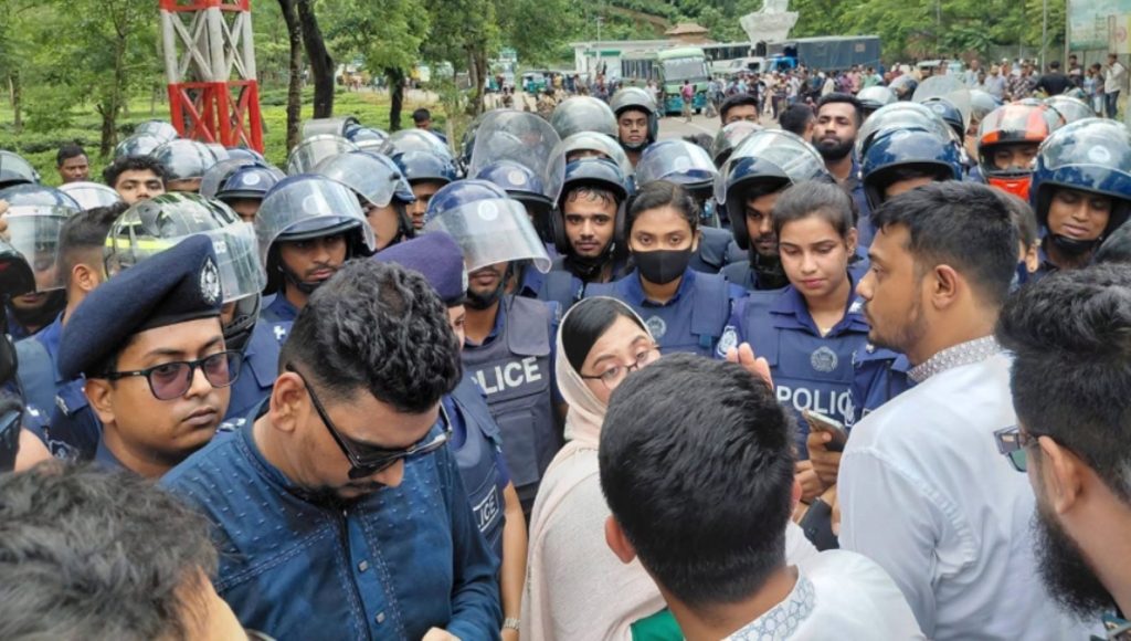 হবিগঞ্জে ১৪৪ ধারার মধ্যেই এনসিপির গাড়িবহর আটকে দিল পুলিশ, নেতাদের সঙ্গে ধাক্কাধাক্কি