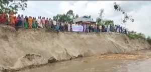 জামালপুরে নদী ভাঙ্গন রোধে বাঁধ নির্মানের দাবীতে মানববন্ধন