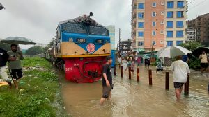 পানির নিচে রেললাইন, এক হাজার যাত্রী নিয়ে কক্সবাজারগামী পর্যটক এক্সপ্রেস