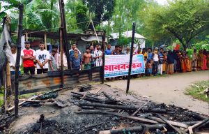 সরিষাবাড়ীতে জেলে পরিবারের বাড়িঘরে হামলা-ভাঙচুর ও অগ্নিসংযোগের প্রতিবাদে মানববন্ধন