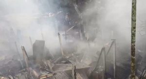 রায়পুরে আগুনে ছয় বসতঘরের ২৪ কক্ষ পুড়ে ছাই, যুবককে পিটুনি